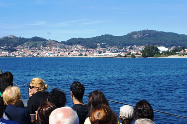 Gente en la cubierta en el barco a Vigo - Barco Cangas-Vigo, Vigo-Cangas ¡Un autobús por el mar!